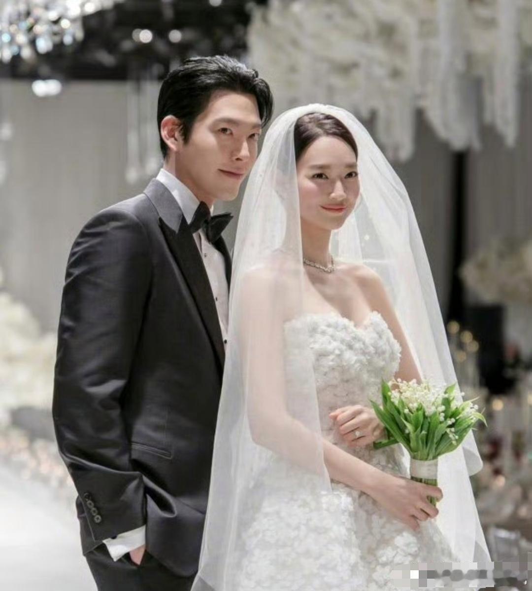 【金宇彬申敏儿婚礼现场照公开】20日，金宇彬申敏儿举行婚礼，现场保密工作十分到位