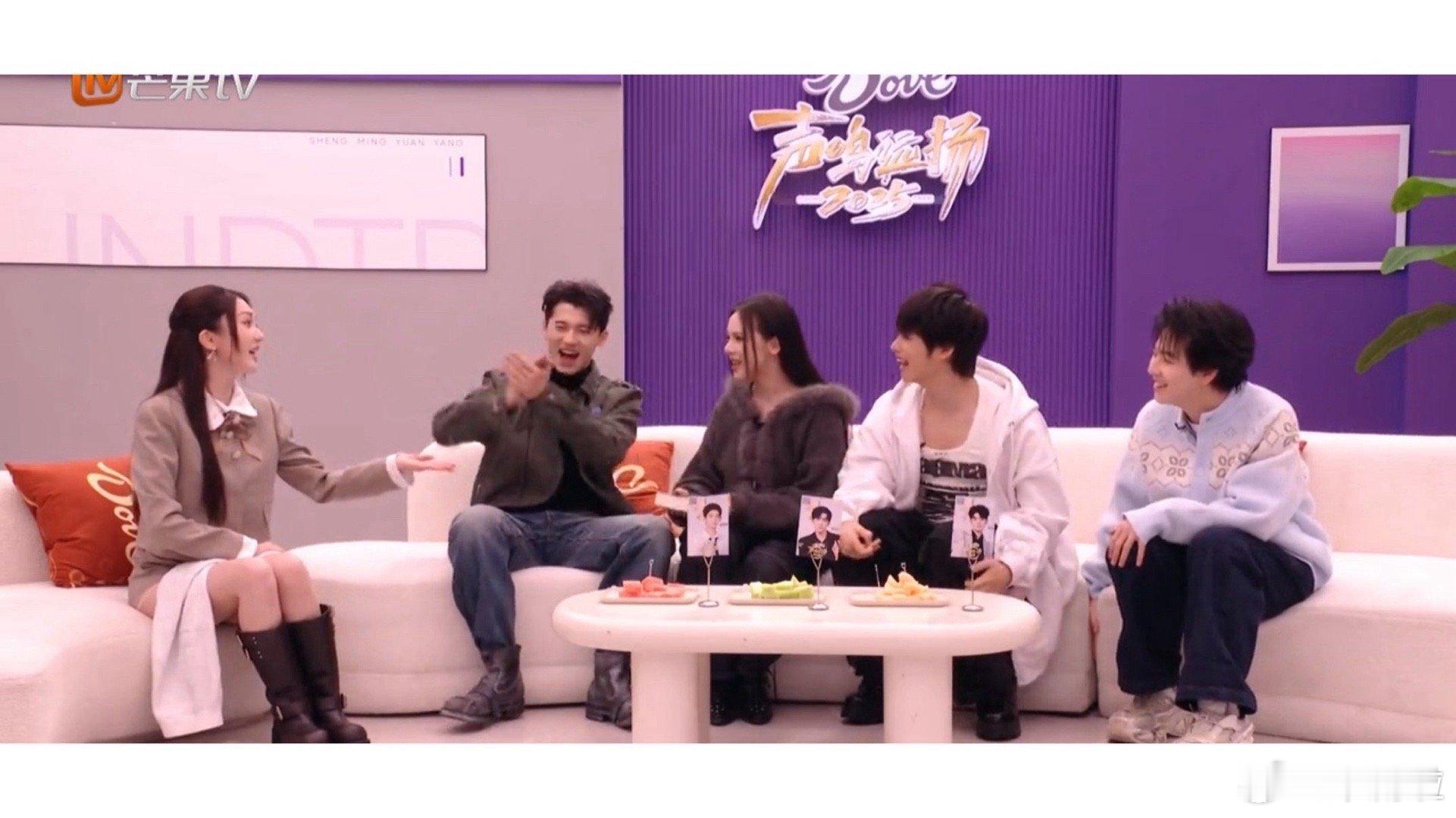 再一次被靳梦佳圆场能力惊到了 靳梦佳的救场不是简单圆话，而是真正的语言重塑！把“