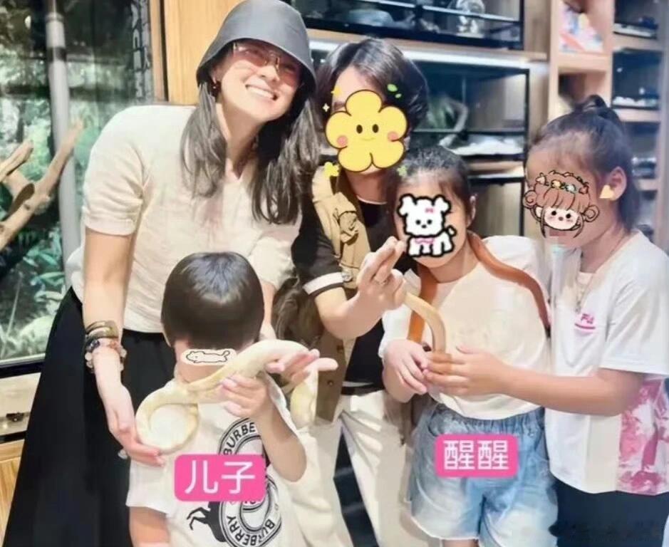 5月21日，章子怡最近带着她的儿女逛爬宠店，没受到前夫汪峰新恋情的影响。 ​​​