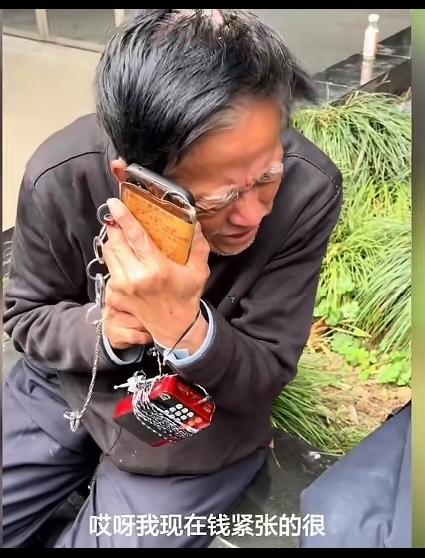 建工爷叔也是有点烦，股市稍稍走好，就有人打电话向他催债。
爷叔也是的，都知道股市