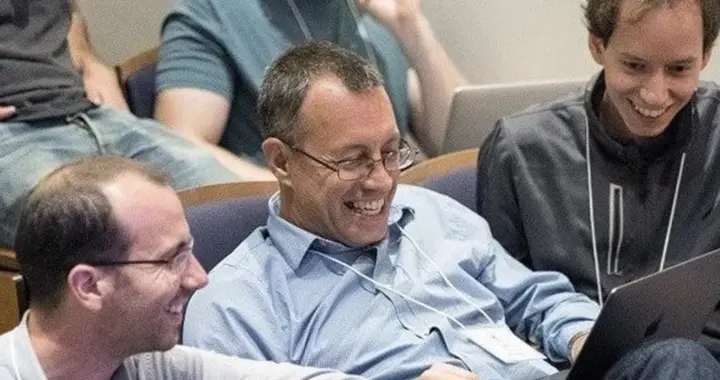 身家25億刀，是四家公司創始人，這位伯克利教授還在給本科生上課