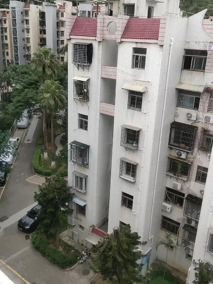 房子又降价了，这次降了20万，这跌势何时是个头啊。
刚接到同学电话，她那套房子又
