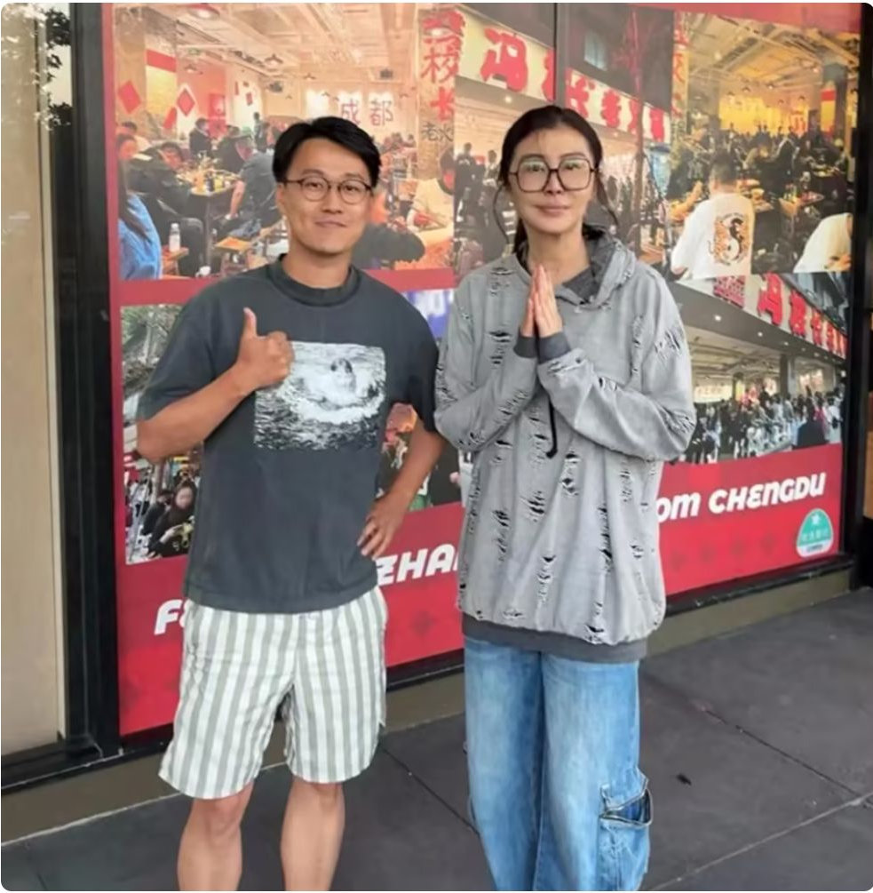 59岁王祖贤在美国硅谷被偶遇，目测身高超过1.75米 脸看起来怪怪的 