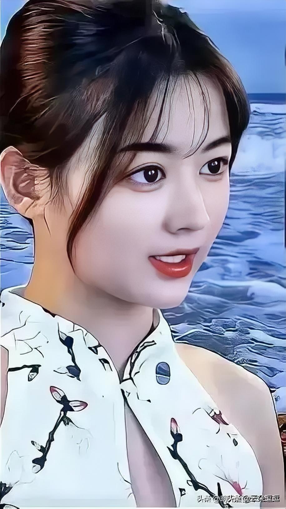 海边漫步，微风拂面，裙摆轻扬，享受美好时光。🌊👗💃