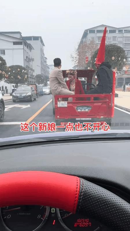 也难怪新娘子会一脸不高兴！
有哪个女人结婚出嫁会坐在电动三轮车里？
这新郎是租不