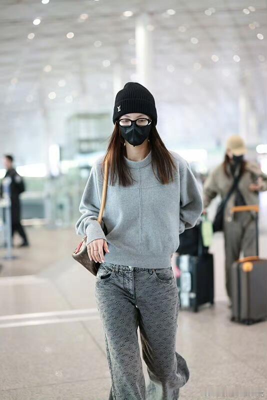 金晨素颜机场图 金晨素颜低调现身北京机场，一身灰色系LV套装简约又时尚，帅气老公