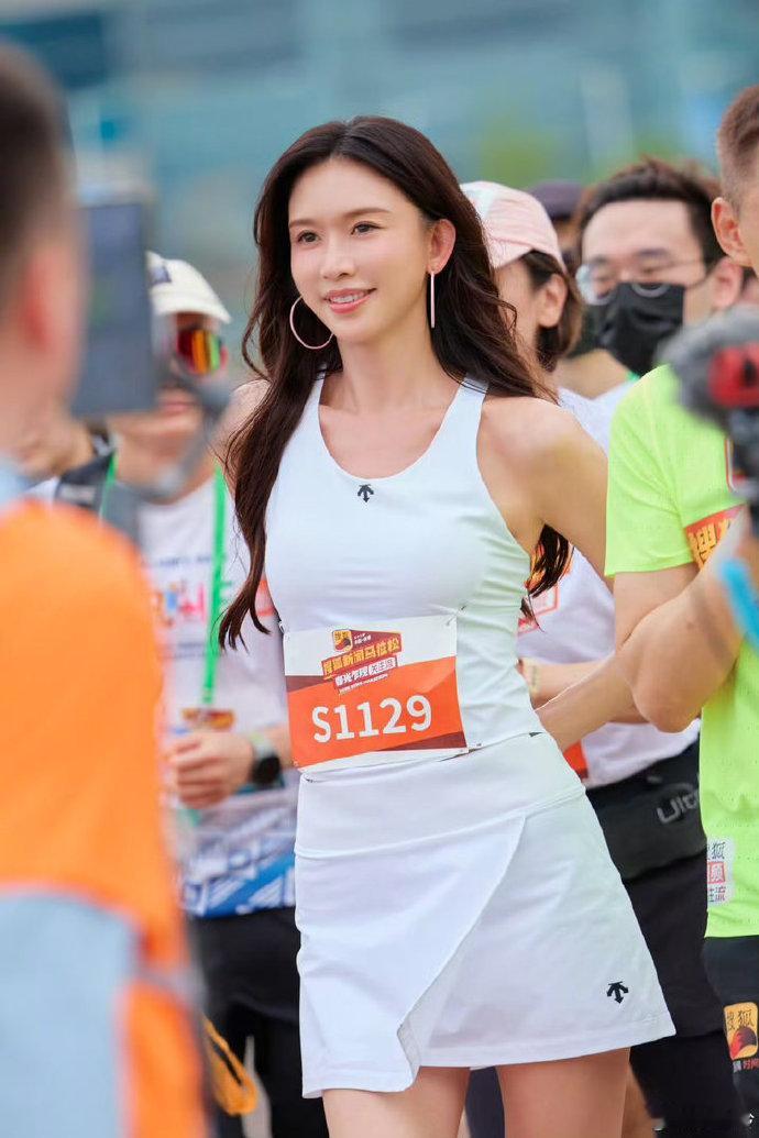 林志玲会回头看我林志玲的教养没有保质期外网超火的提问，问服务业遇到过最亲民客气的