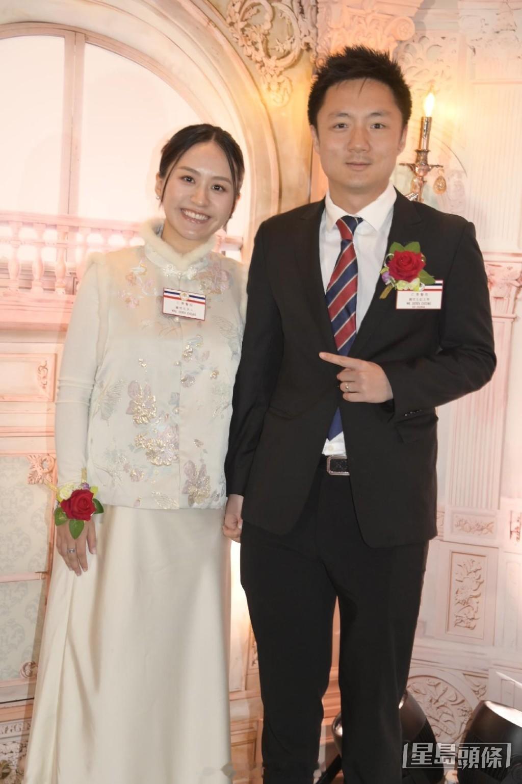钟培生婚后首偕妻公开亮相避谈双喜临门 自爆想生6个组队打机 庄雅婷腹部微隆着平底