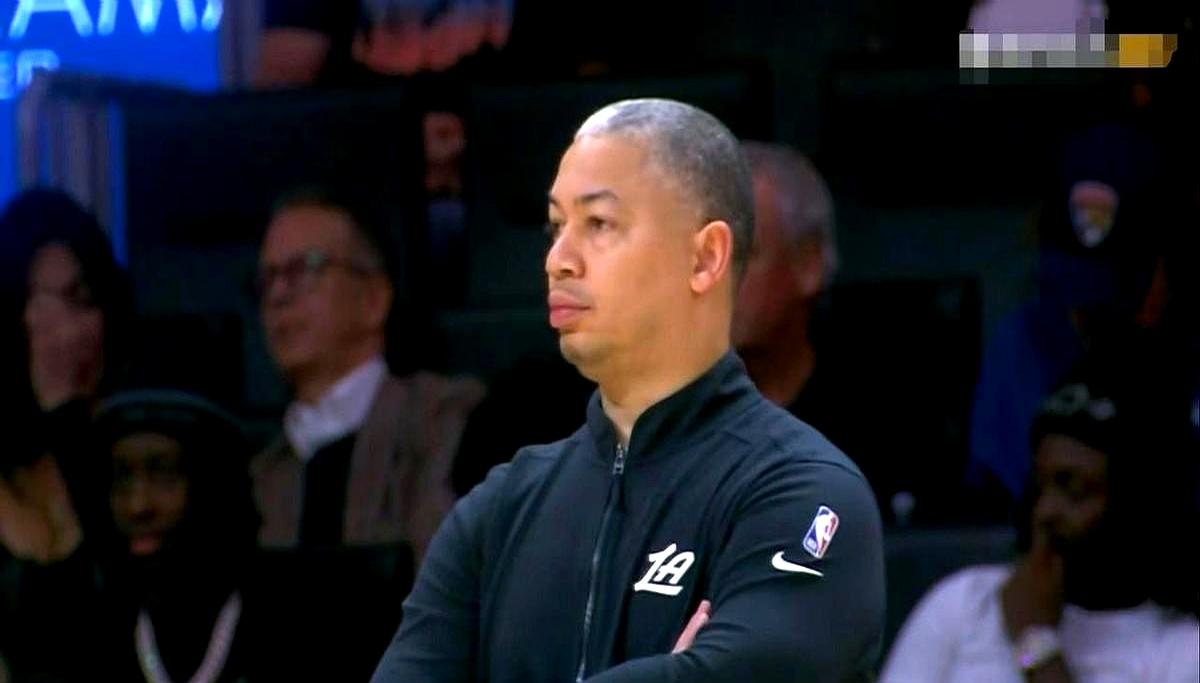 手里握着“四巨头”还能输得底裤都不剩？
 

泰伦·卢这一脸“生无可恋”的表情，