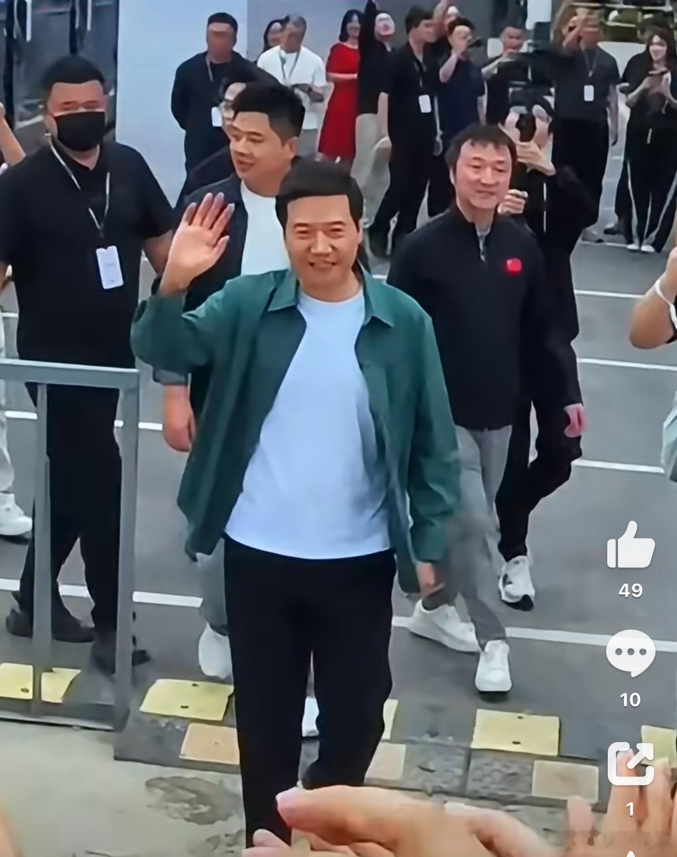 苏超给雷军配的BGM雷总看苏超笑发财了！专属BGM竟是“啊，是关中王来了”。不坐
