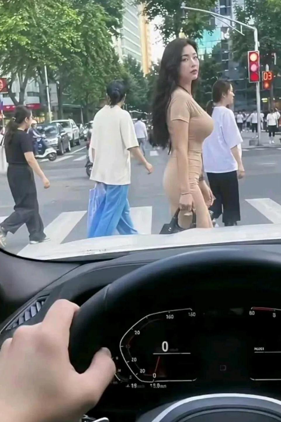 等红灯一眼被斑马线的女士惊艳到
 
路口等红灯随意往斑马线一瞥，瞬间就被一位女士