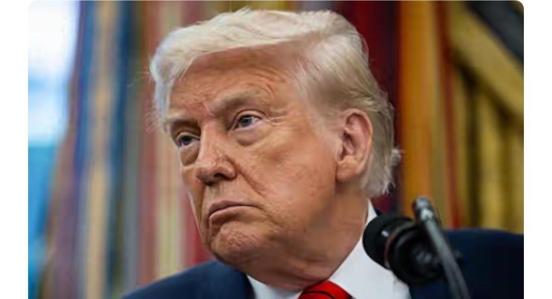 特朗普在一次会议上的发言，把中国和美国的贸易顺差说成了“美国出钱帮助中国造军舰”