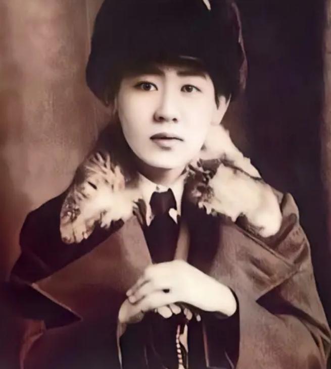 1945年，川岛芳子落入军统手里，可军统手段用尽，她就是没反应。这时，戴笠拿着尺