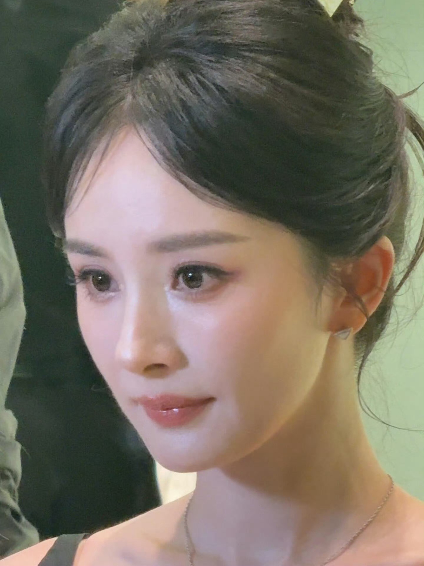 此女是神。 