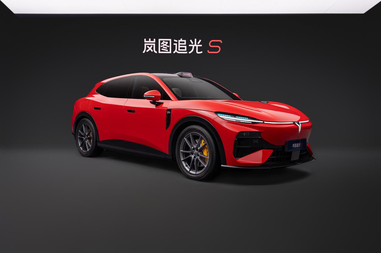 关于岚图追光S的设计与造型，之前实拍的时候我们对他们的产品经理做了现场的采访，整