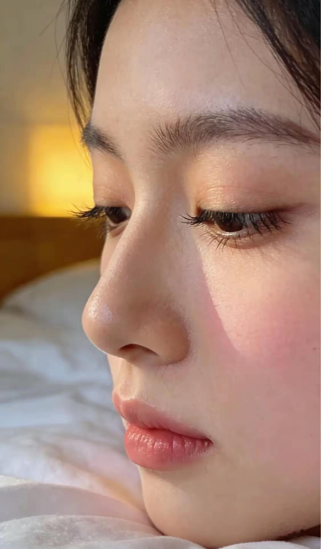 美丽的脸和美丽的手，完美的统一。