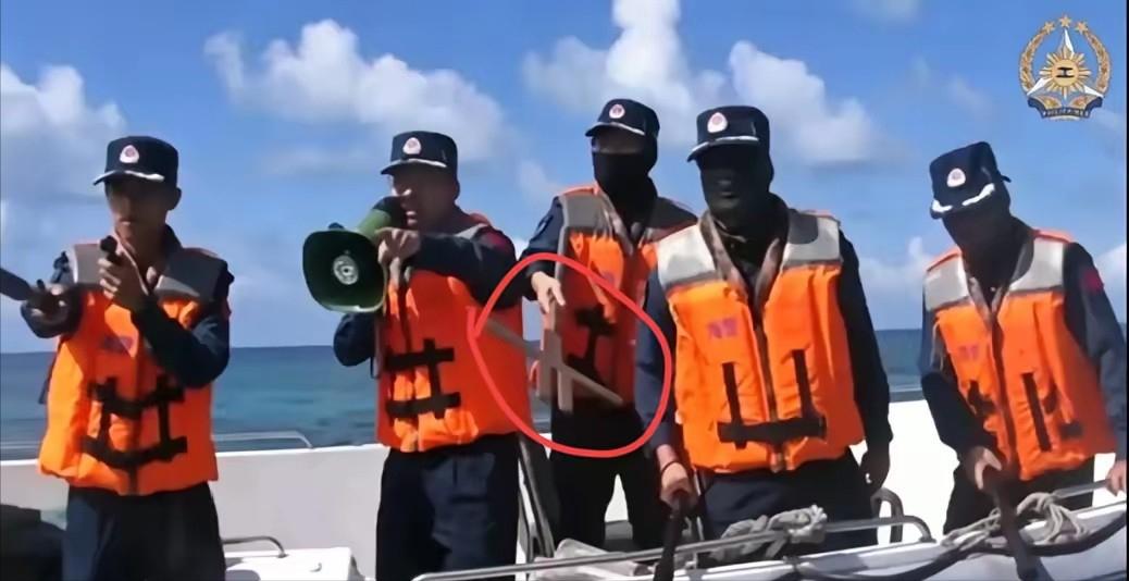 打完架才发现，中国海警手里拿的这是啥呀？


1999年那艘菲律宾坦克登陆舰在仁