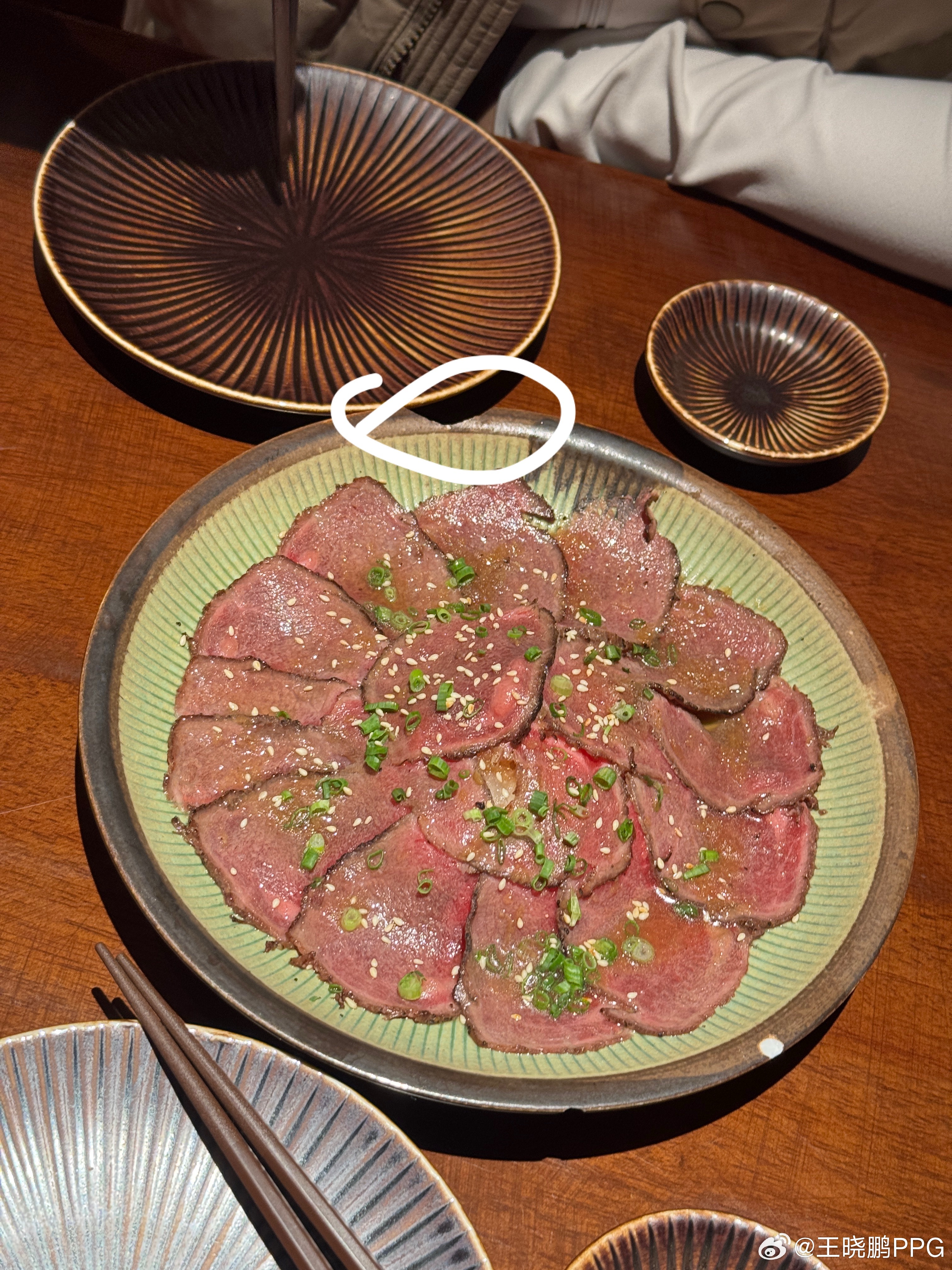 来跟朋友一起吃一顿日料，个狗日子的上来的盘子都是破破烂烂的……什么玩意儿，随让A