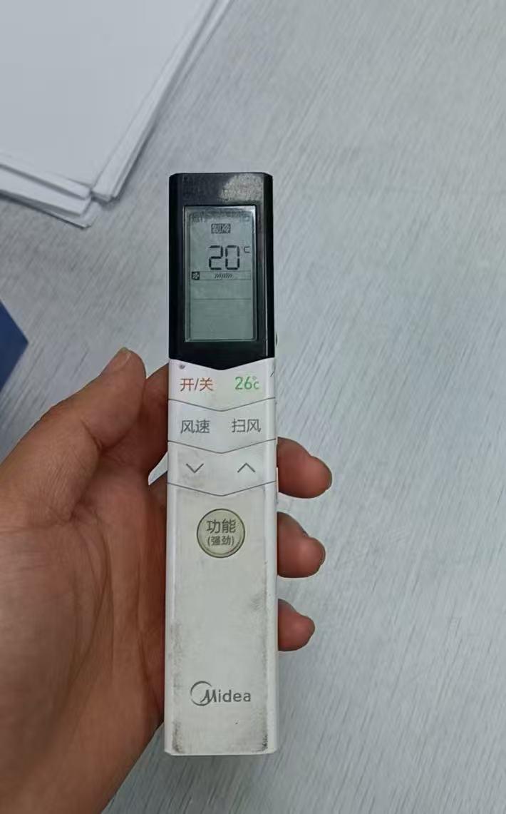 真心替家里长辈吐槽一下空调遥控器。
遥控器屏幕本身偏暗淡，上面的文字字体过小。白