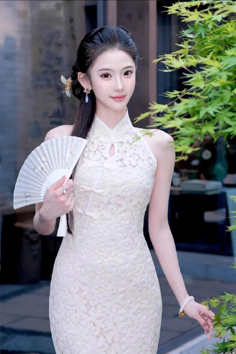 外在方面，素颜好看、身材比例合理是基础。但美更在于气质修养和思想才华，言行得体，
