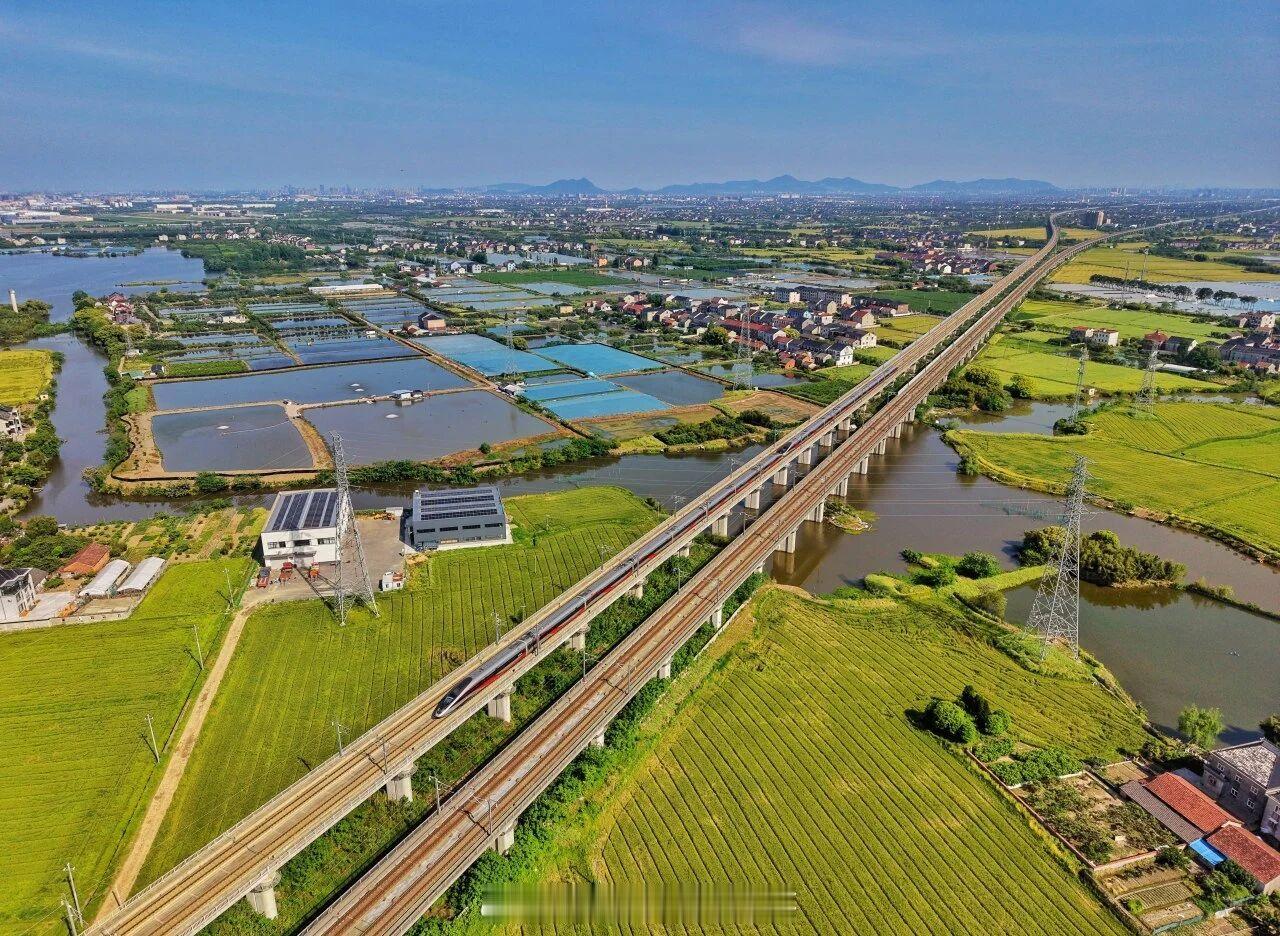 国铁头条【上半年，全国铁路多项客运指标创历史新高】行至年中，一系列滚烫数据陆续揭