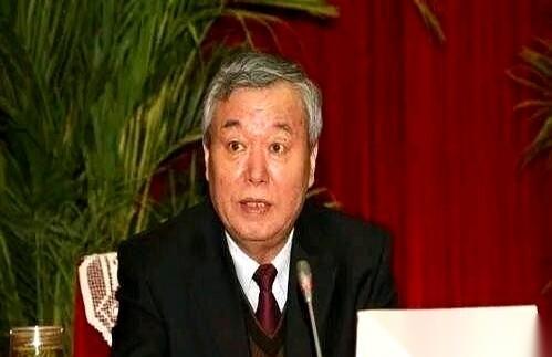 鲍志强。
2001年。
泰安的老伙计们，还有多少人记得这个名字？
在任时间不长，