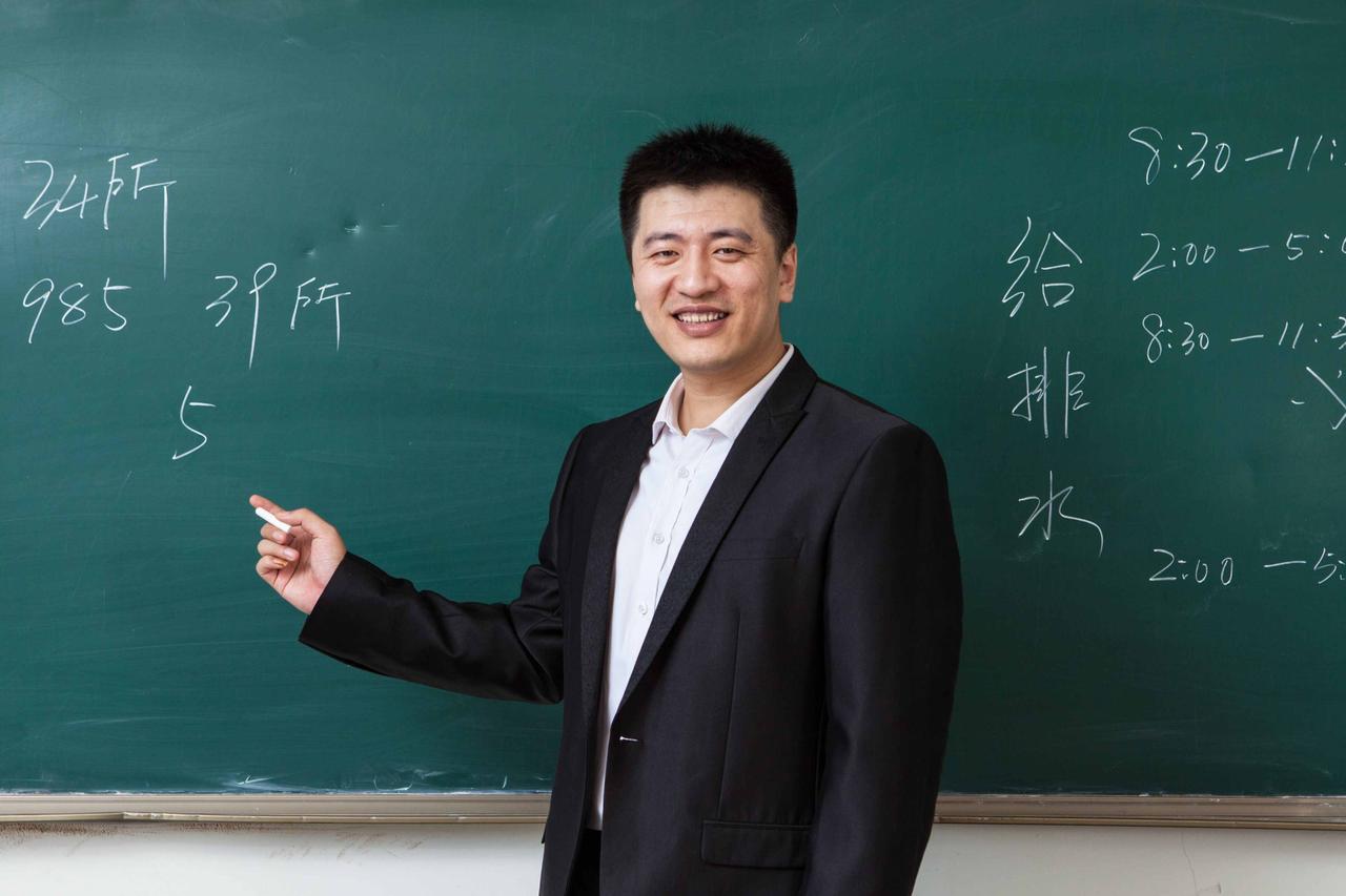 中年人醒醒吧！年仅42岁，张雪峰逝世给所有中年人提了醒，你的身体在向你求助！
 