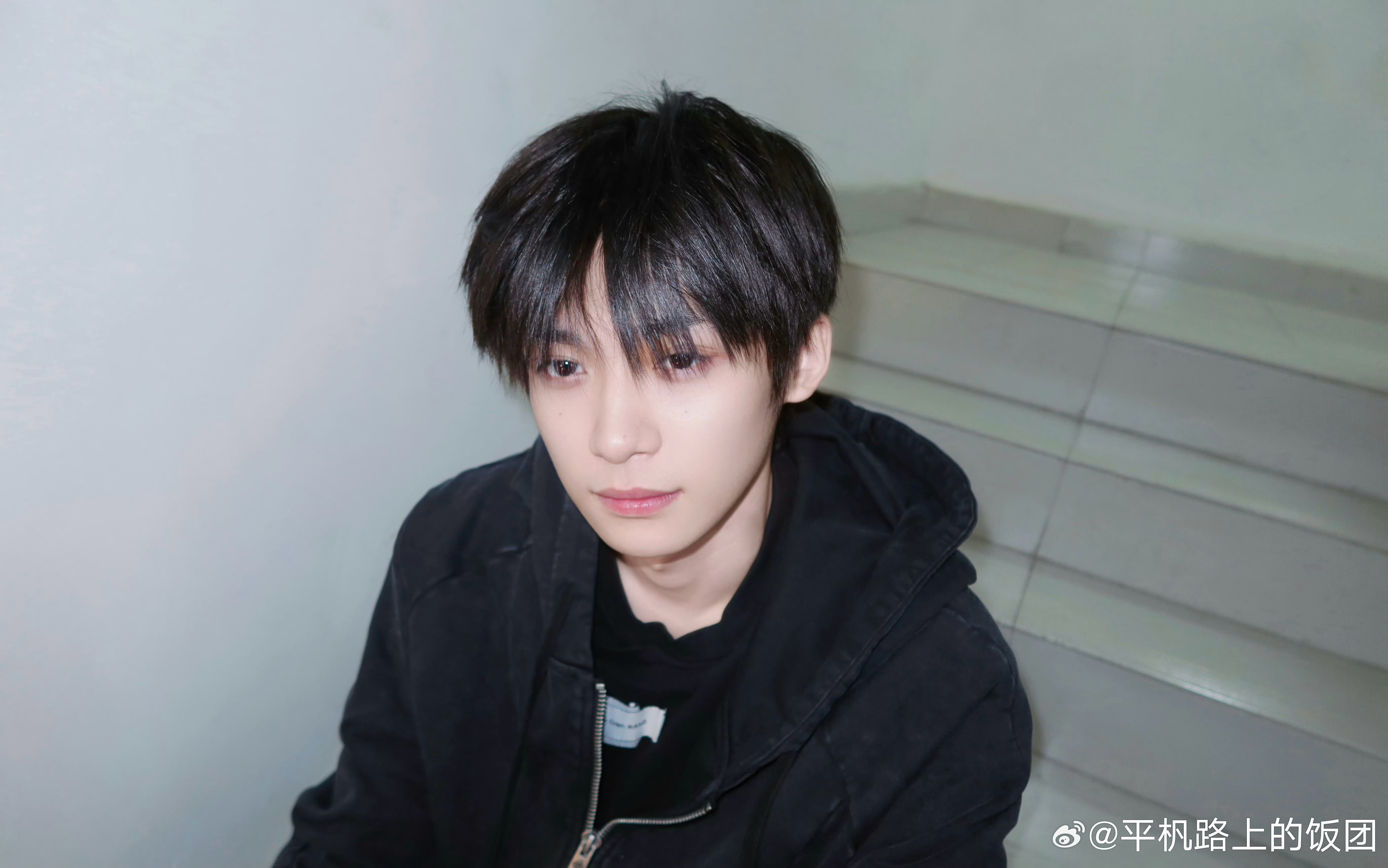 梓渝晒猫这张图加了这么强的打光也感觉眼底的乌青好重，又没工作为啥不睡觉🧐 