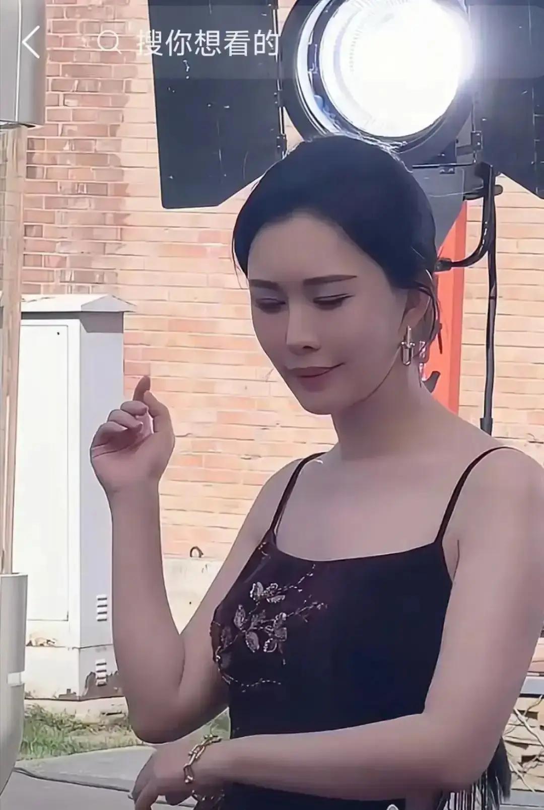 田朴珺直播翻车，低胸衣服抢镜，货没卖几件，人先被围观。更尴尬的是，保健品连检测报