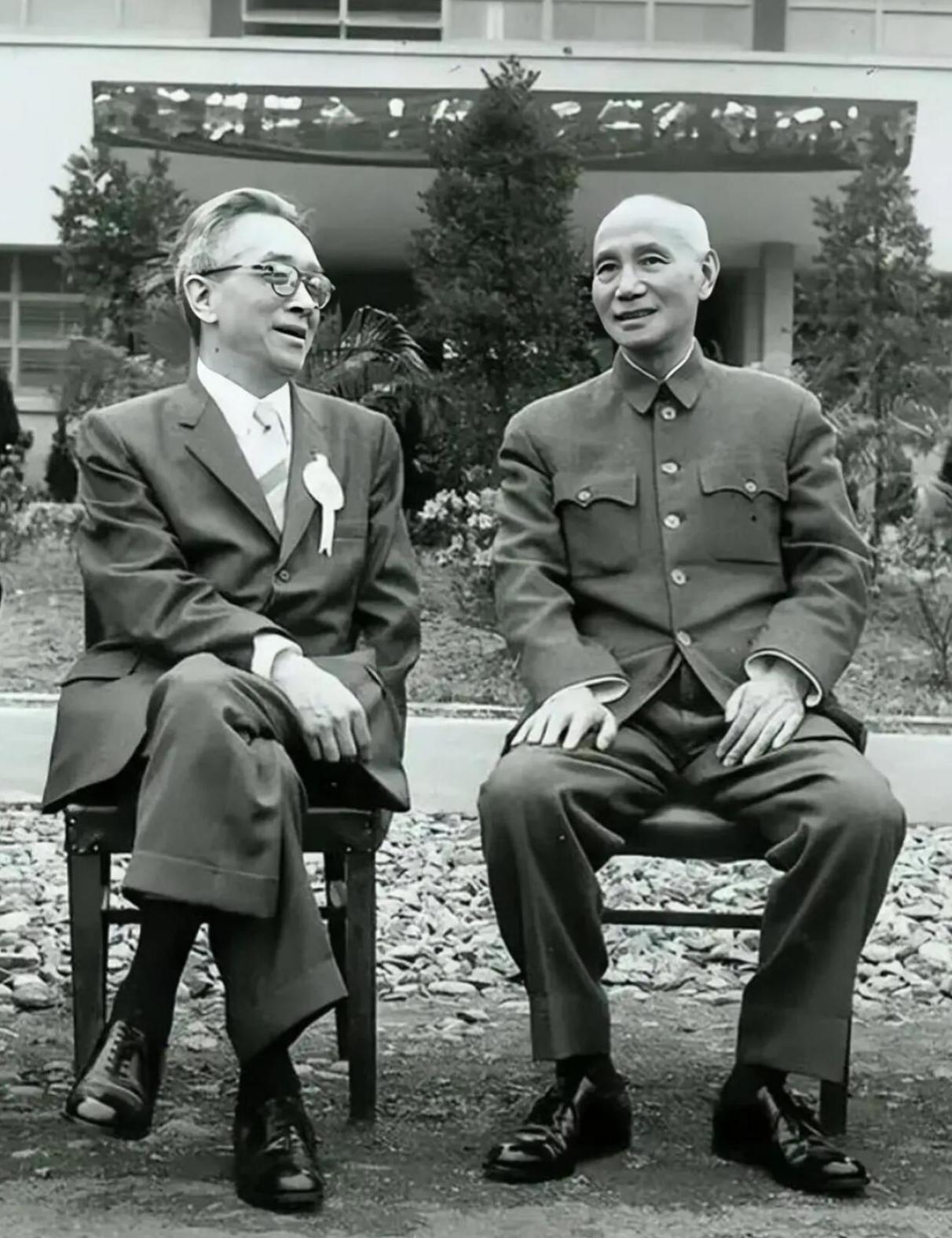 分享你相册里的照片总统与教授。教授很放松，总统倒有几分拘谨啊！