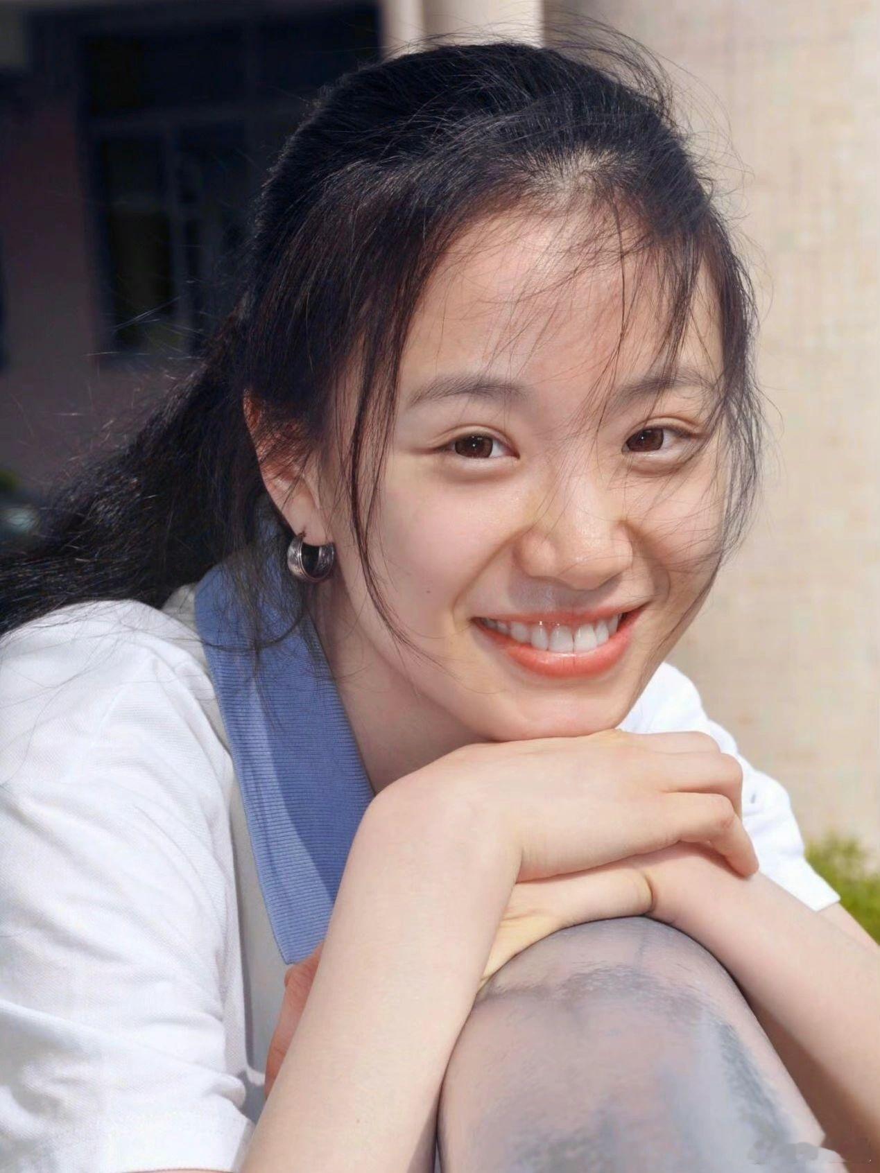 李梦的长相在女明星里面并不出众，但是因为她长得很有辨识度跟特色，很适合那种文艺片