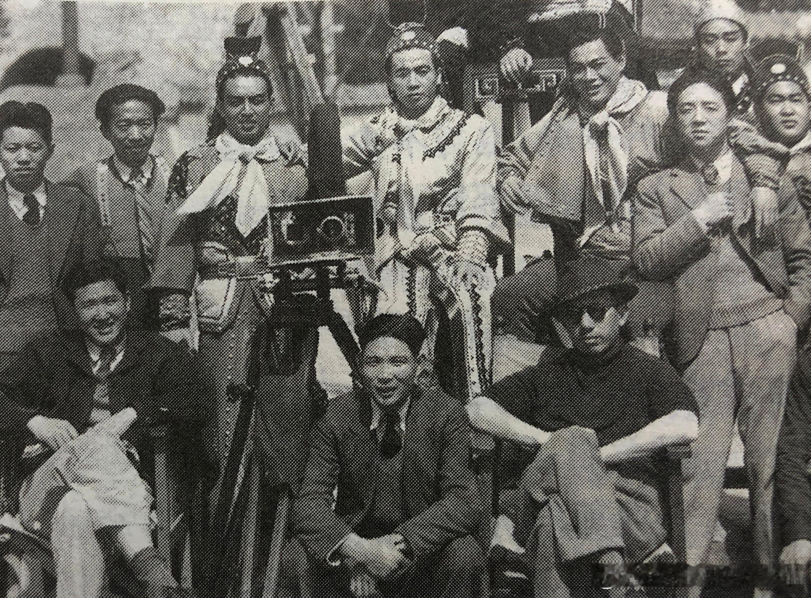 1940年电影《岳飞尽忠报国》工作照，前排左一摄影薛伯青、前排中摄影石凤歧、前排