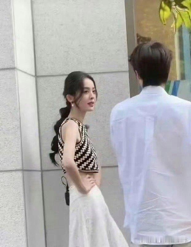 明白秦岚的意思后，看到娜扎本人瘦得让人难以置信。 