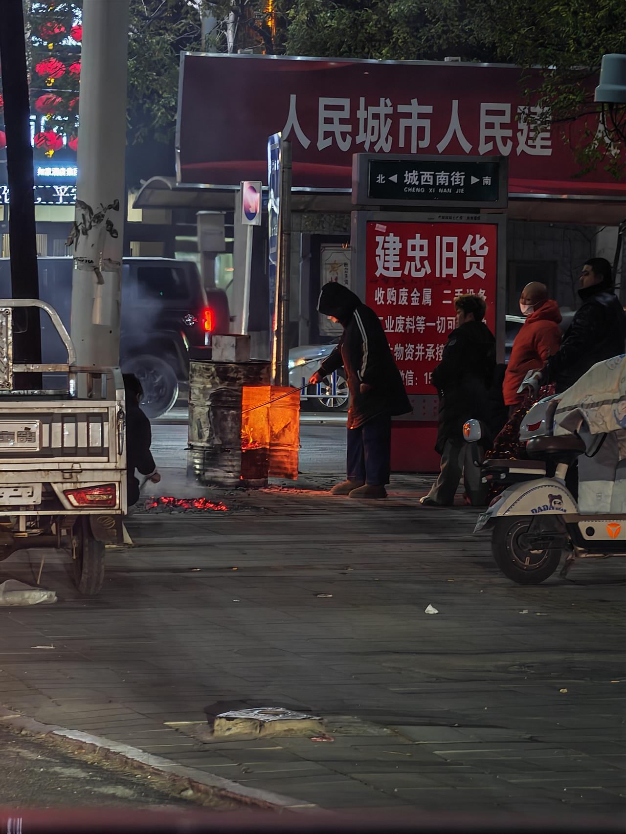 十一中元节，看看这个城市人性化治理，十字路口放点烧纸大油桶，是不是该点赞？