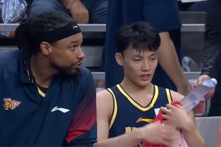 徐杰11次助攻创赛季新高！广东男篮主场100-80大胜广厦，展现争冠势头

北京