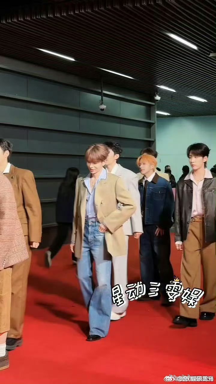 十个勤天红毯亮相微博之夜红毯就算着装单薄抵着寒意，也依旧保持着最好的状态打招呼，