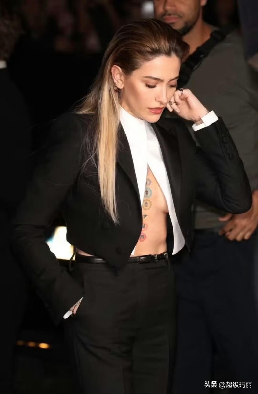 想当年为她爹反黑，现在为她反黑，真是爱屋及乌了[泣不成声]