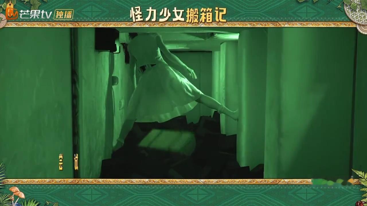 田曦薇带10斤金铲子徒手爬密道密道难度拉满，负重宝箱金铲子，田曦薇徒手登顶超有韧