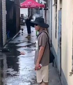 “草帽哥”何许人也
全红婵家门口有一位戴着帽子的叔叔，他每天都守在后门。全红婵一