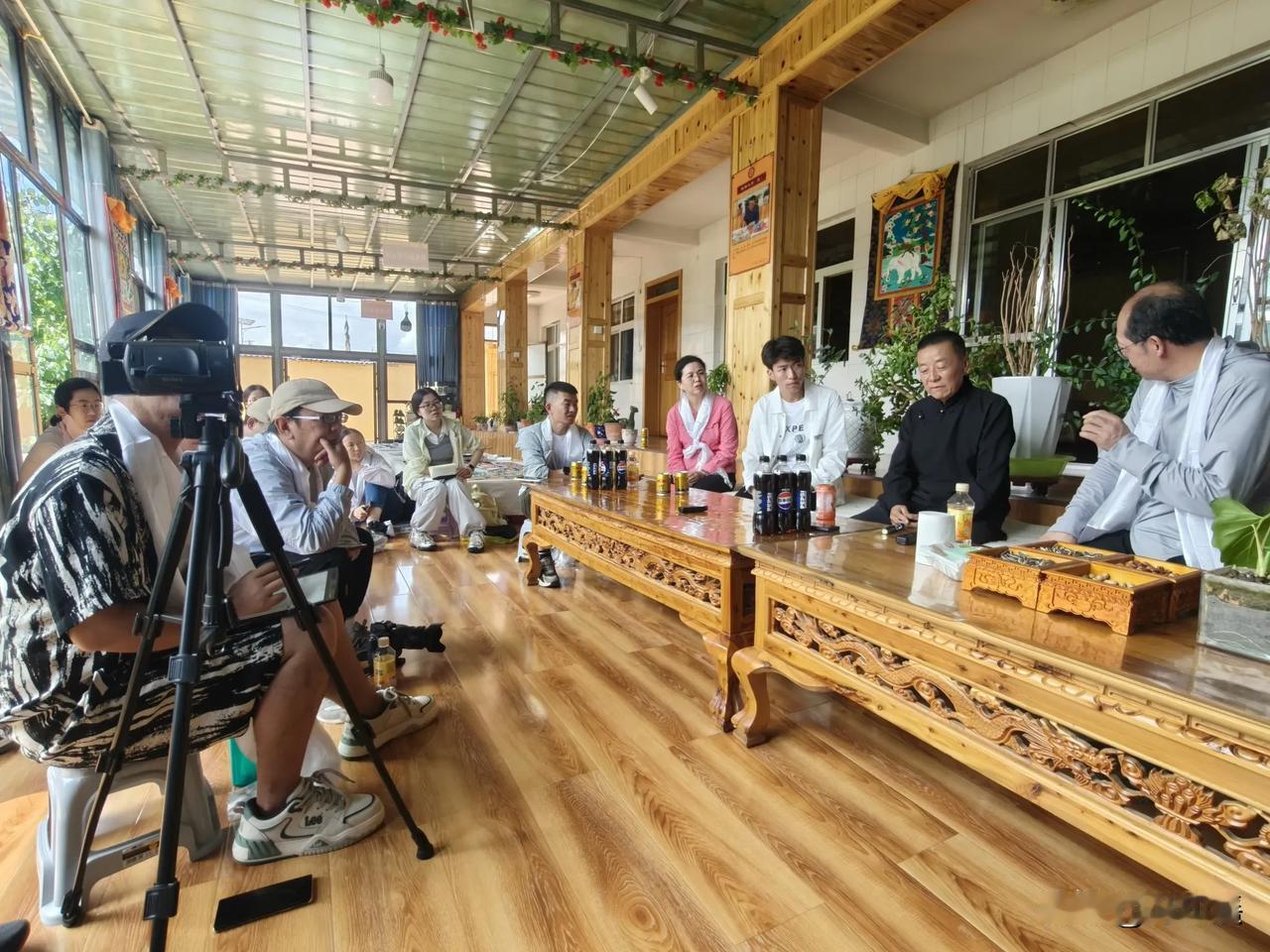上午去国家级传统村落年度乎村访堆绣大师夏吾东周先生。艰难的少年时代，没有上学经历