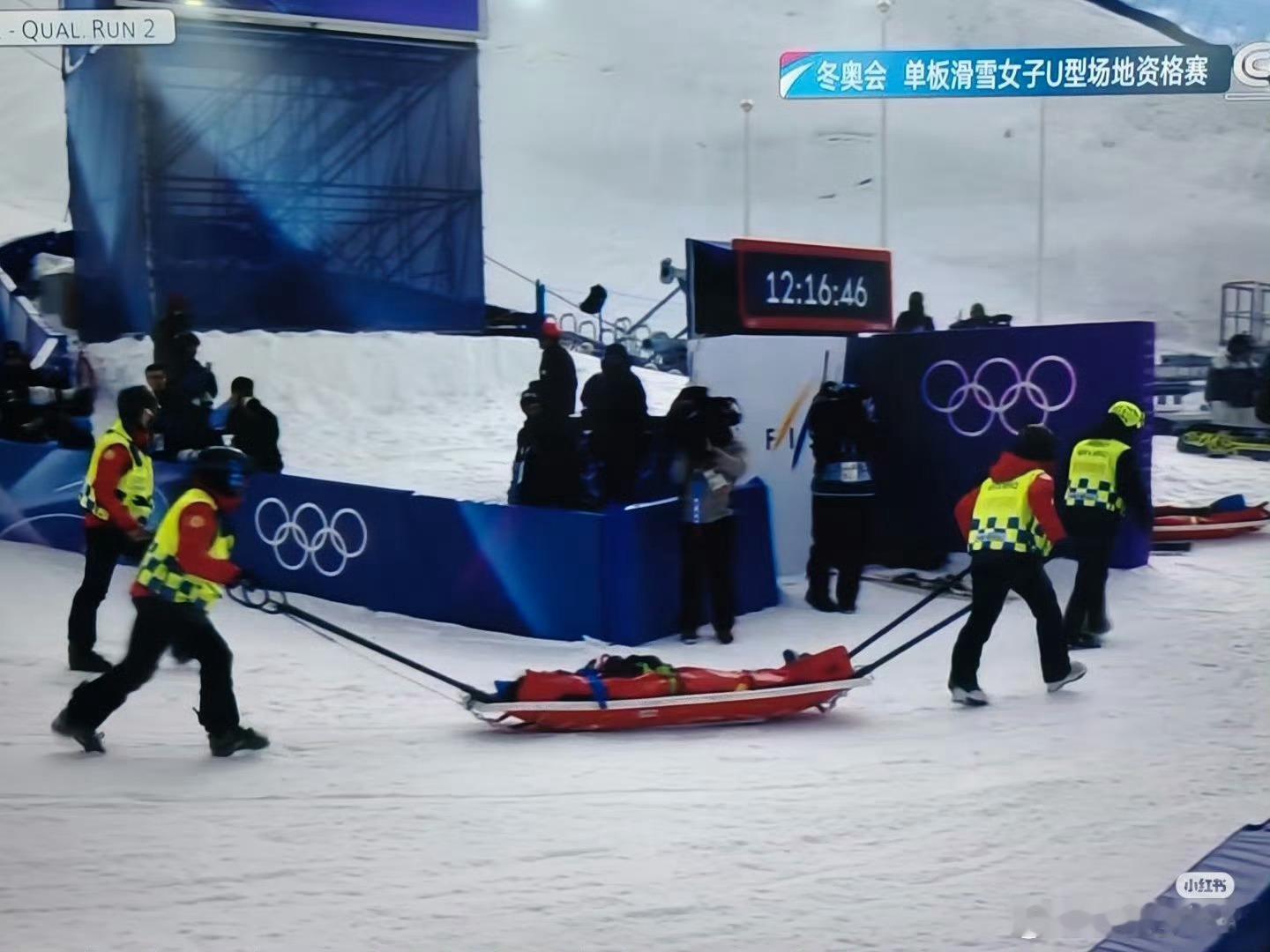 刘佳宇摔倒刘佳宇比赛时摔倒，靠担架离场，感觉摔得好严重啊33岁的奥运五朝元老了，
