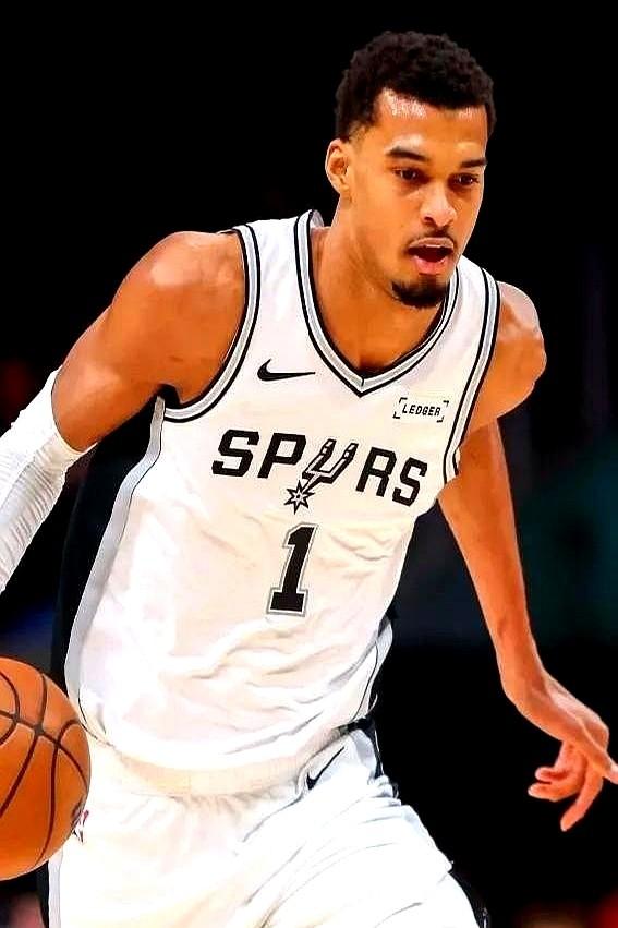 防守文班亚马的策略？现在流行直接放空他队友！

比赛最后几秒，文班持球，对手根本