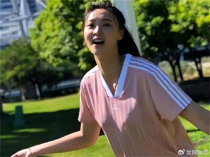 中国女排三喜临门，23岁国手成功考研，前队长满血状态归队参训
2025届世界女排