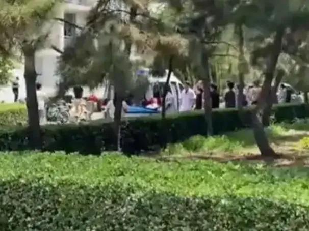 校方回应要点
1. 中暑学生情况：校方表示，中暑学生身体无大碍，属于“极个别情况