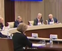 旁边这几个就不能去帮他弄一下 