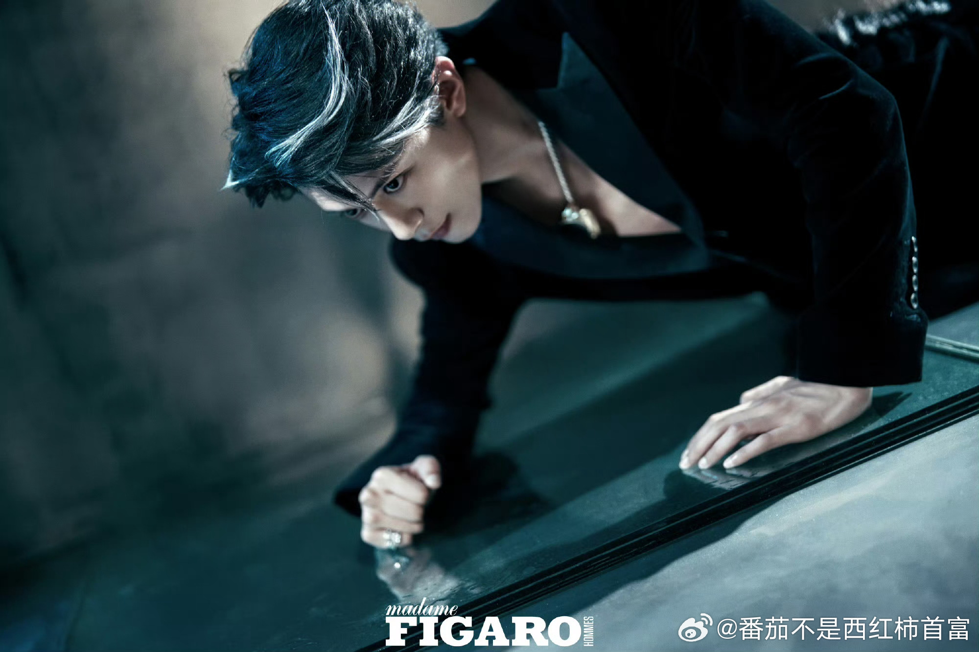 圆梦时刻！邓凯首本个人封面来袭，18宫格每一帧都氛围感炸裂，阴鸷破碎感复刻齐旻神