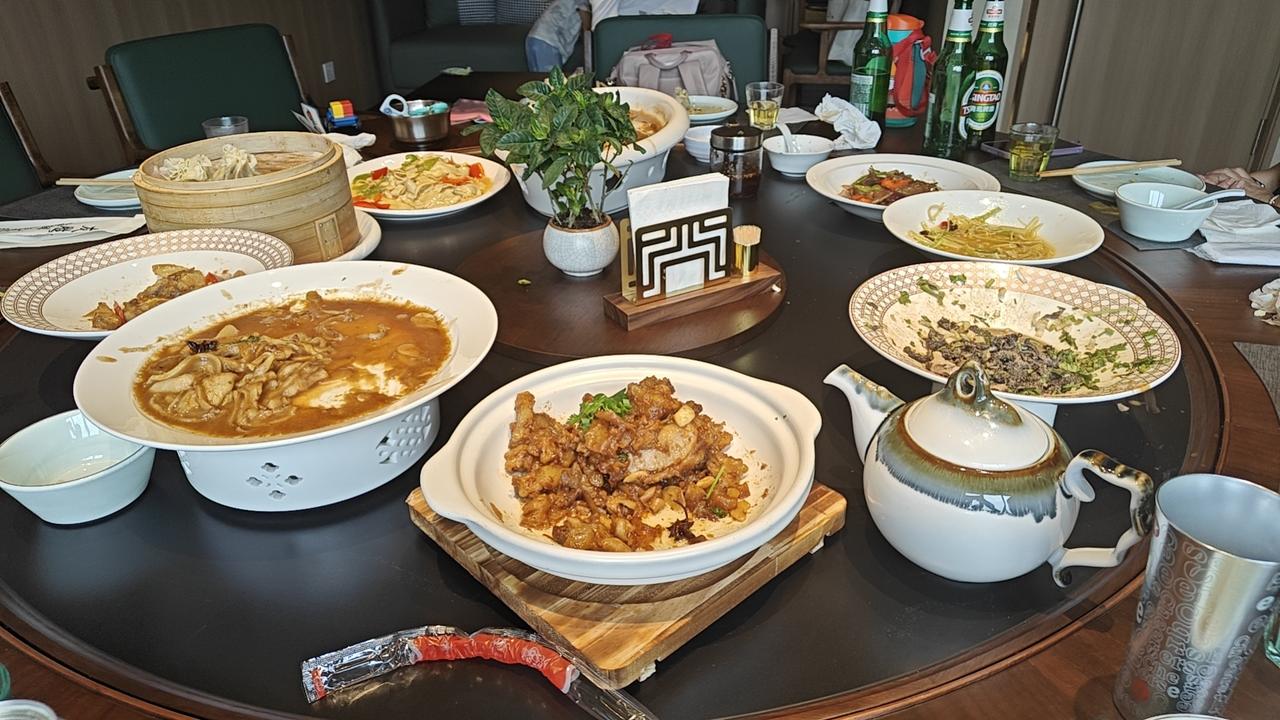 俺们今天中午要的溜胸口，溜白口，扒羊脸，牛窝骨，水爆肚，吃的非常腻。到现在喘气还