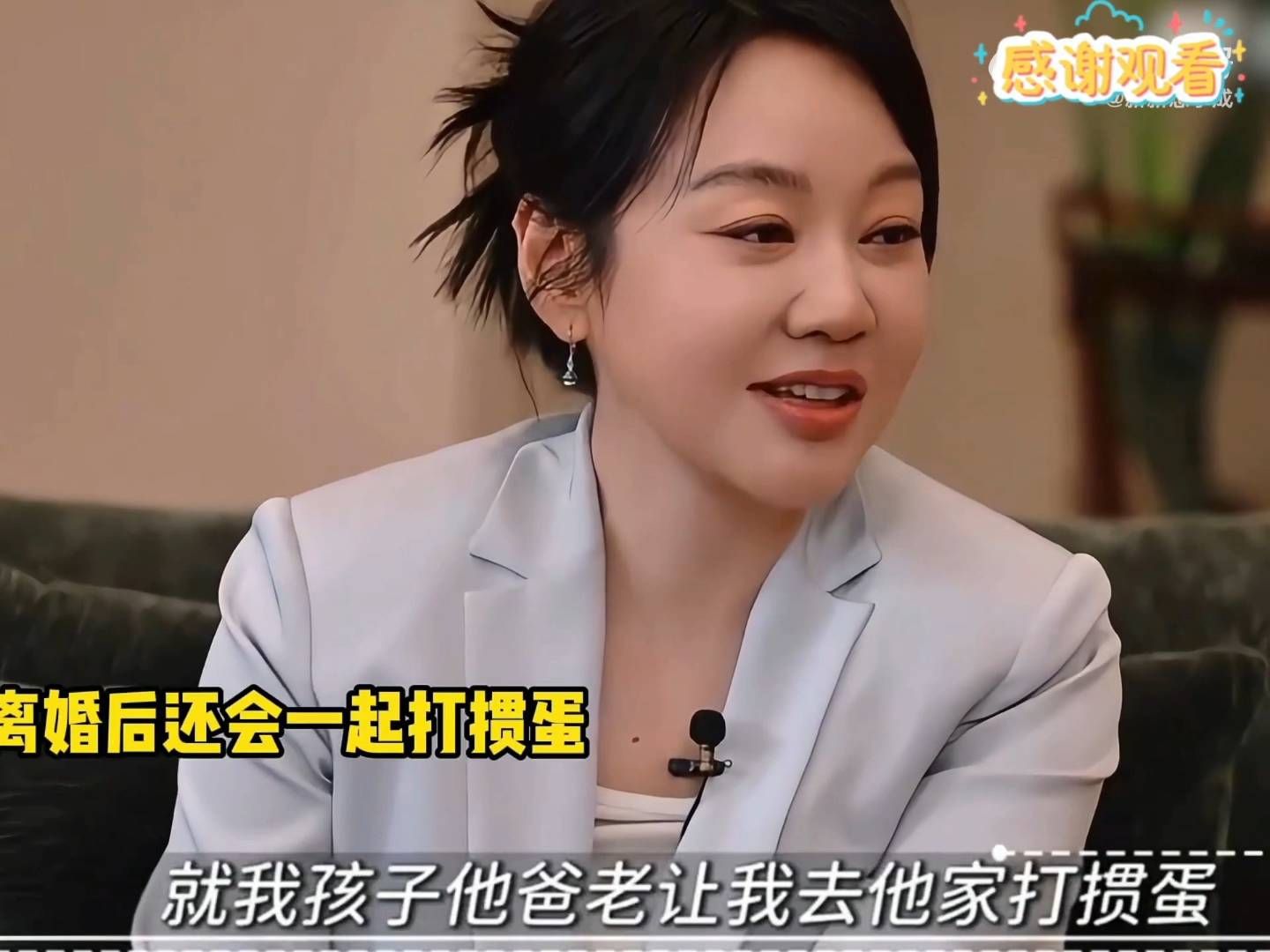 55岁闫妮自曝单身，和前夫及现任妻子一起打掼蛋，这格局真的绝了！