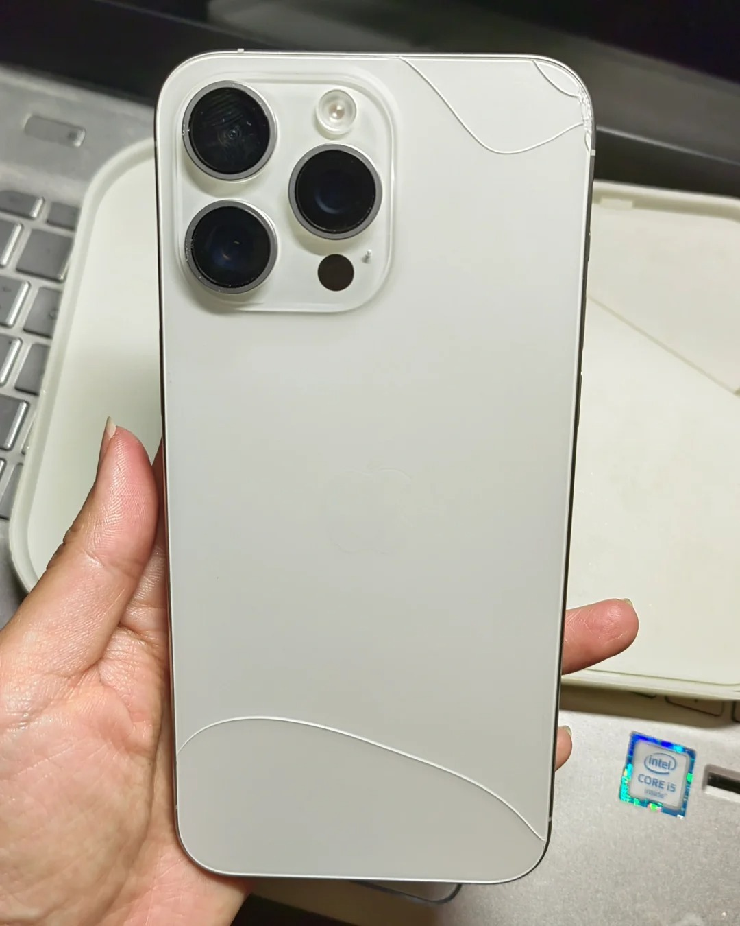 遇到这种手机后盖碎的，你是带壳继续用？还是去修？ 