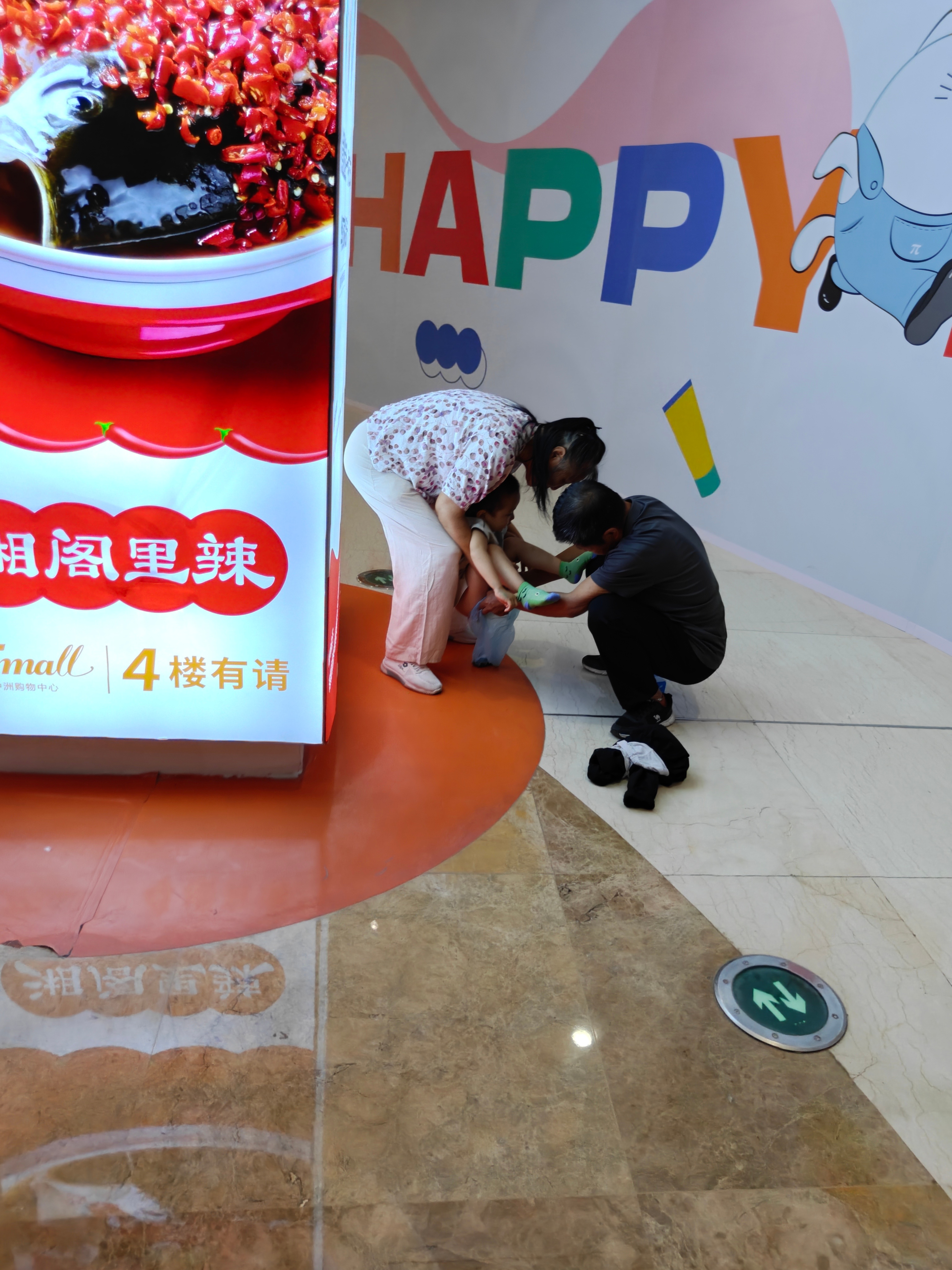 来商场吃饭，遇到这个场景。旁边就有厕所，走过去一分钟都不用，为啥要在这里操作？我